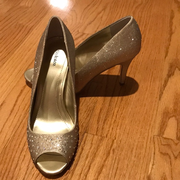 Shoes - Metallic gold heels